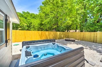 Sleek New Braunfels Haven: Hot Tub, Fire Pit!