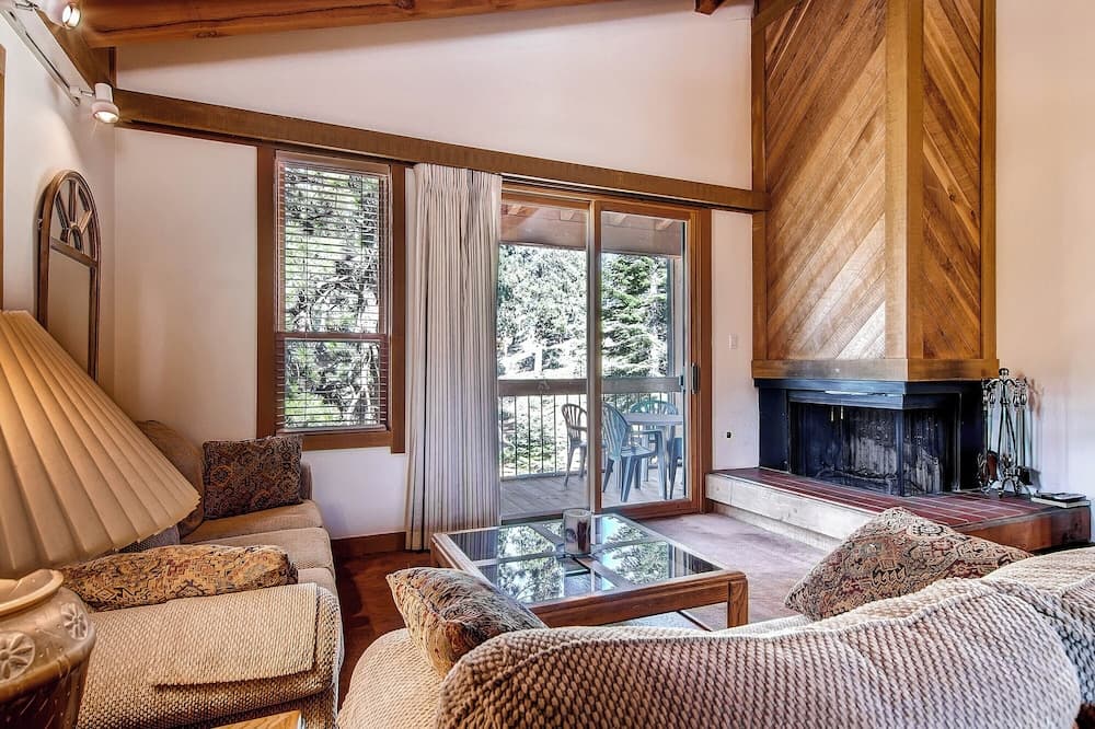 Inviting Ski Getaway < 1 Mile to Northstar Resort!