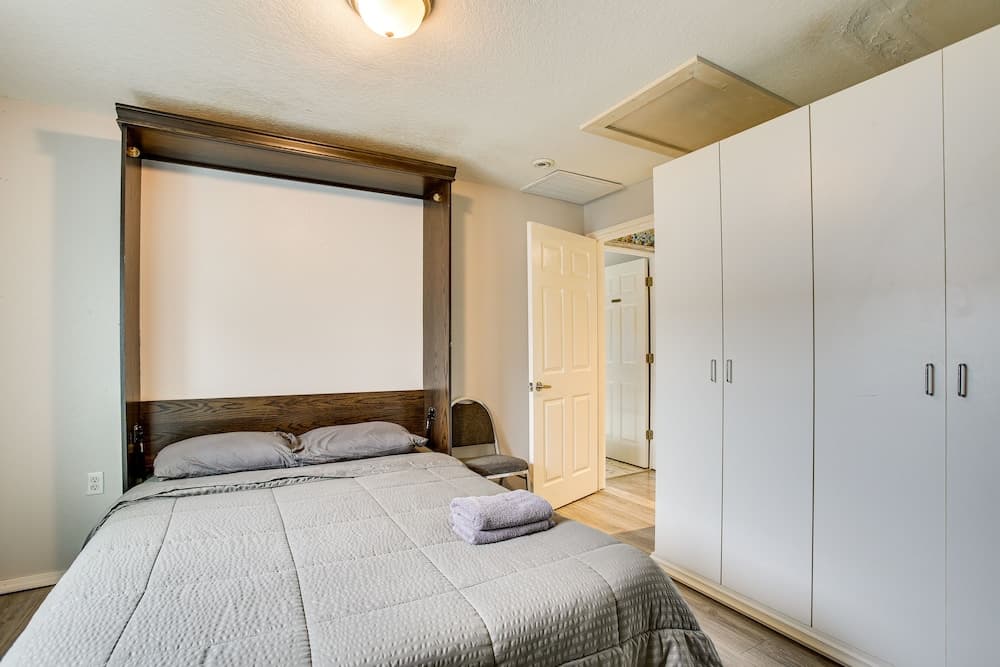 Galveston Cottage ~ 1 Mi to Beach: Pet Friendly!