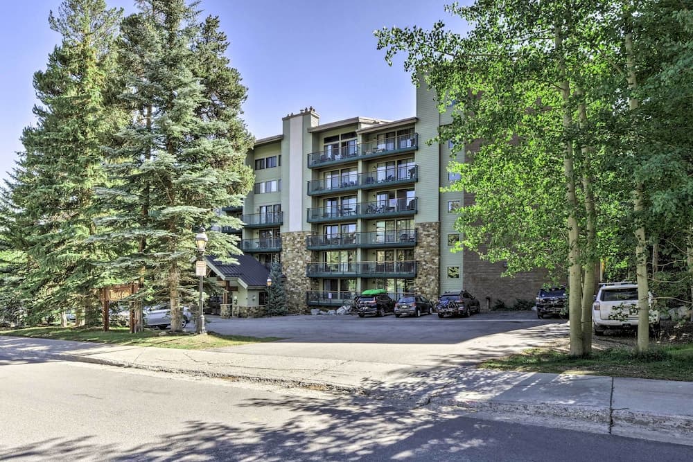 Walk to Main St & Ski Lift: Breck Condo w/ Pool!