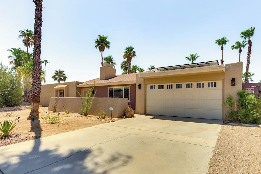 Private Pool & Putting Green: Palm Springs Home!