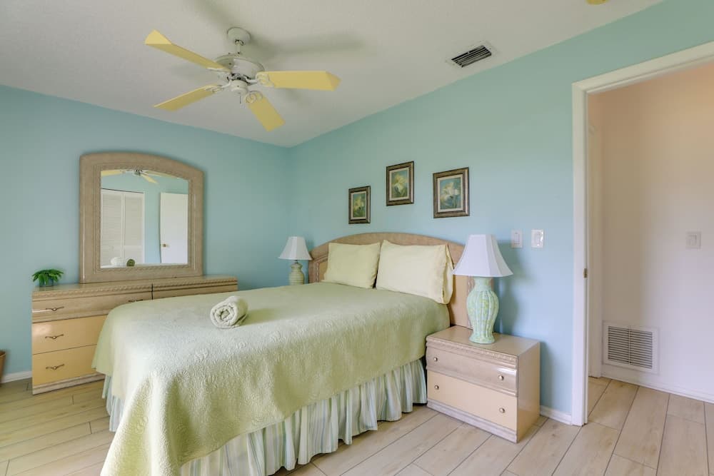 Pool, Lake & Sunset Views: Home in Sarasota