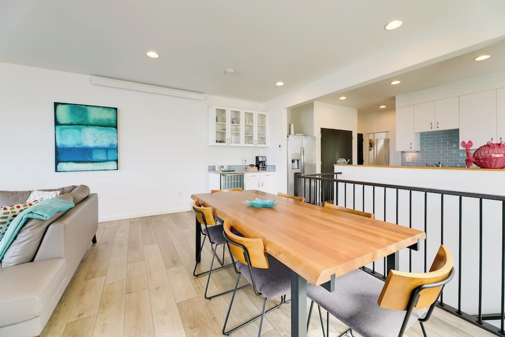 Scenic Depoe Bay Townhome w/ Deck < 1 Mi to Parks!