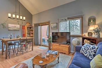 Pet-friendly Townhome w/ Community Hot Tub!