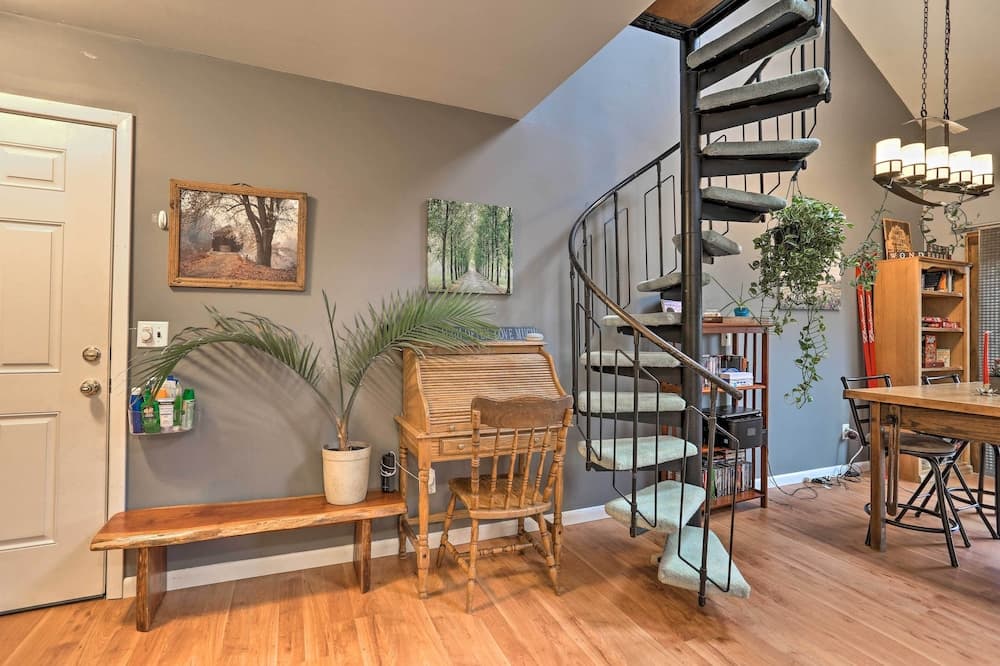 Pet-friendly Townhome w/ Community Hot Tub!