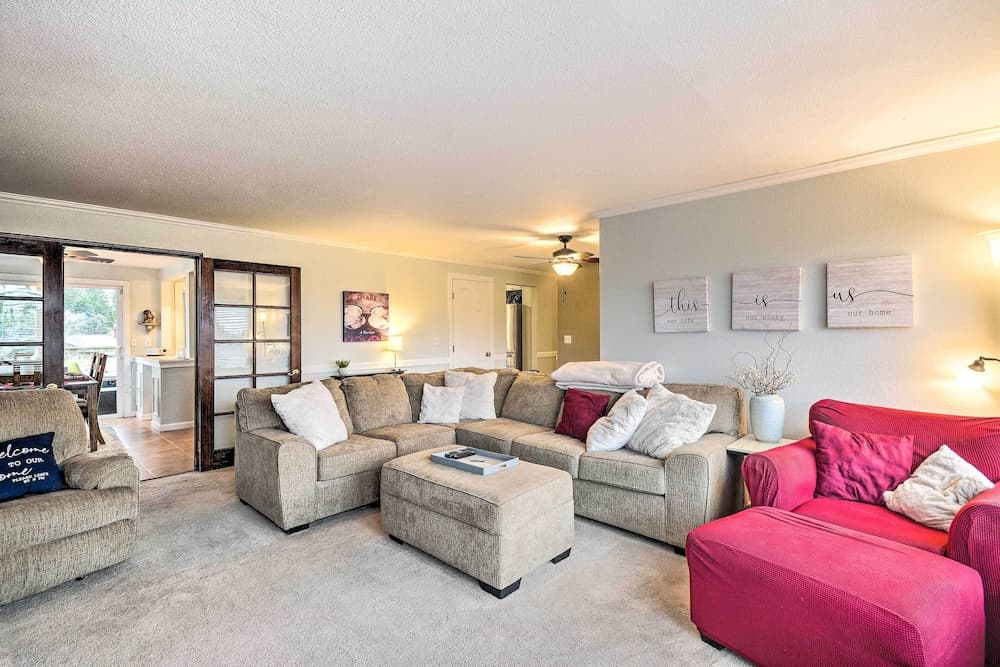 Spacious Tacoma Getaway: 2 Mi to Old Town!