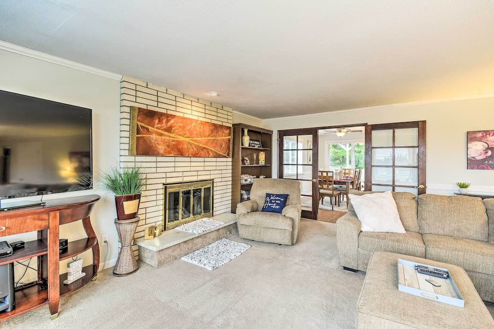 Spacious Tacoma Getaway: 2 Mi to Old Town!