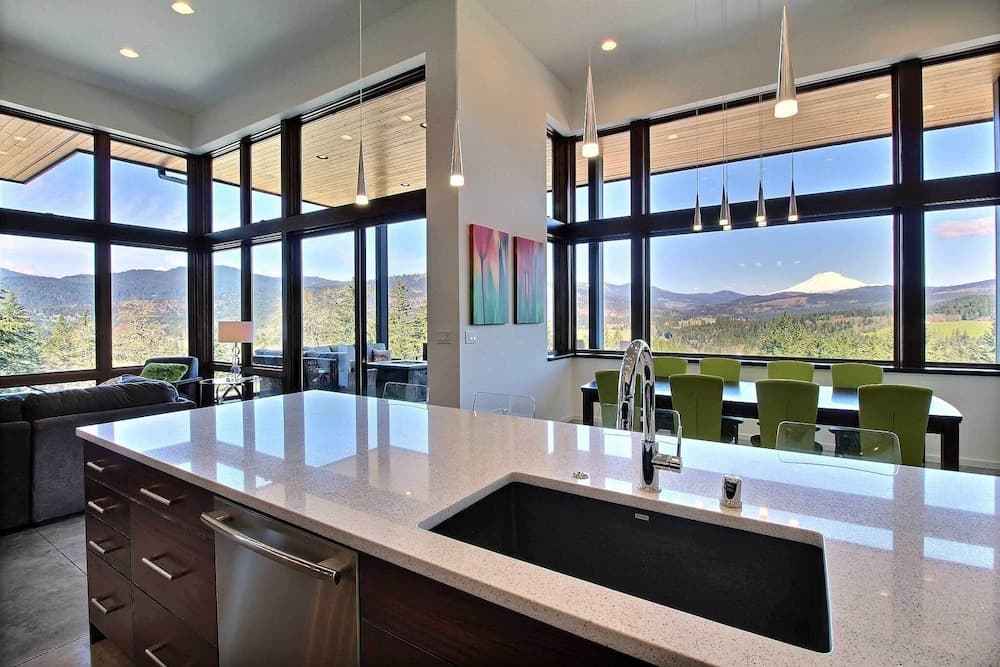 'pahto's Retreat' Luxe White Salmon Home: Hot Tub