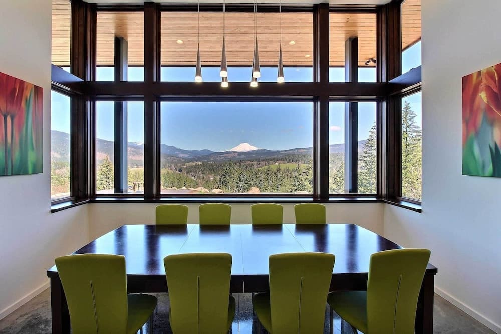 'pahto's Retreat' Luxe White Salmon Home: Hot Tub