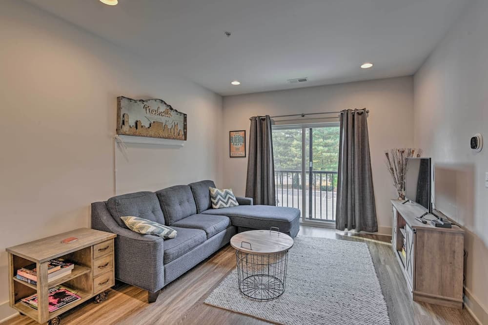 Modern Nashville Condo: 7 Mi to Downtown!