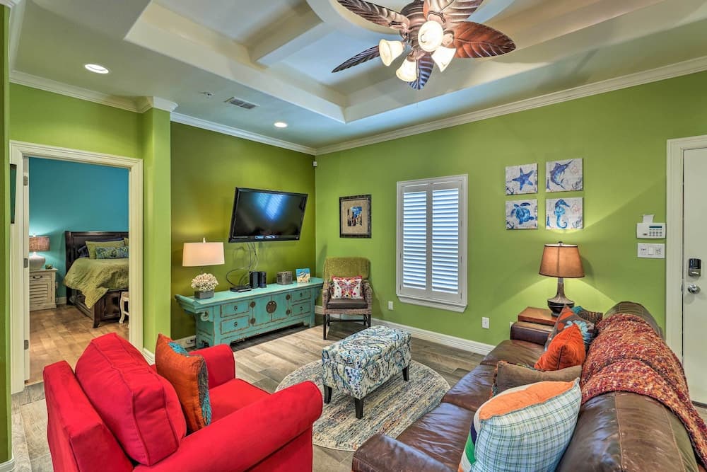 'pacifica' Condo w/ Balcony, Walk To Beach!