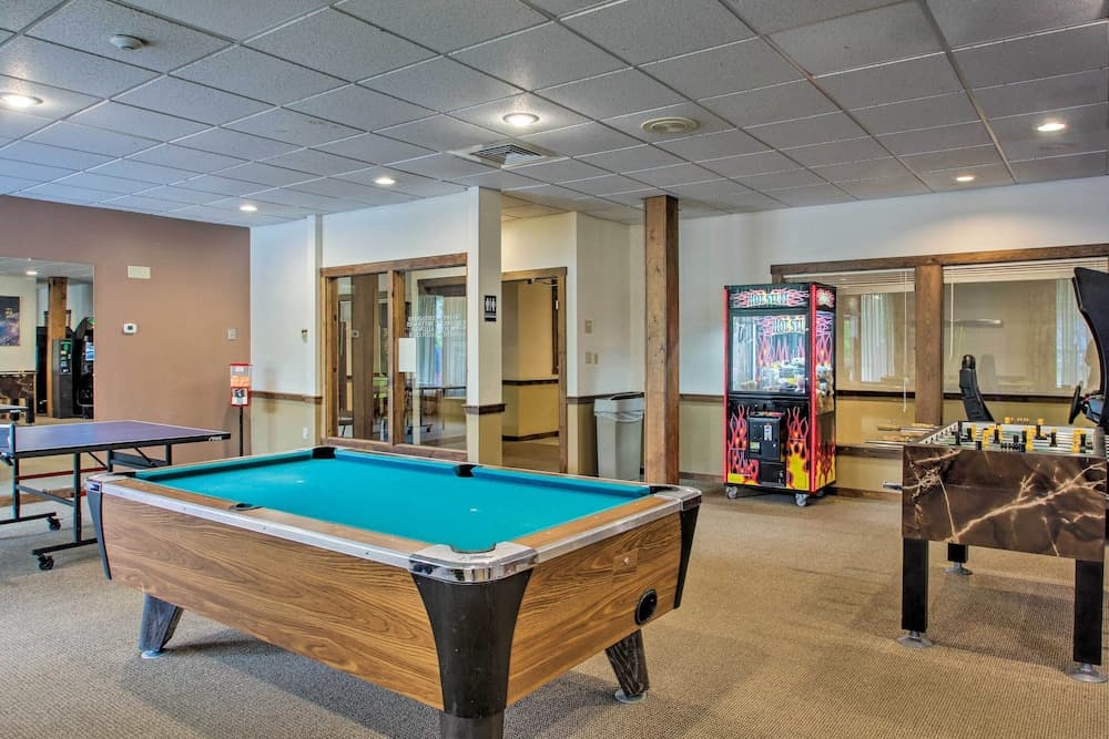 Hike, Ski, Explore: Lincoln Condo w/ Pool Access