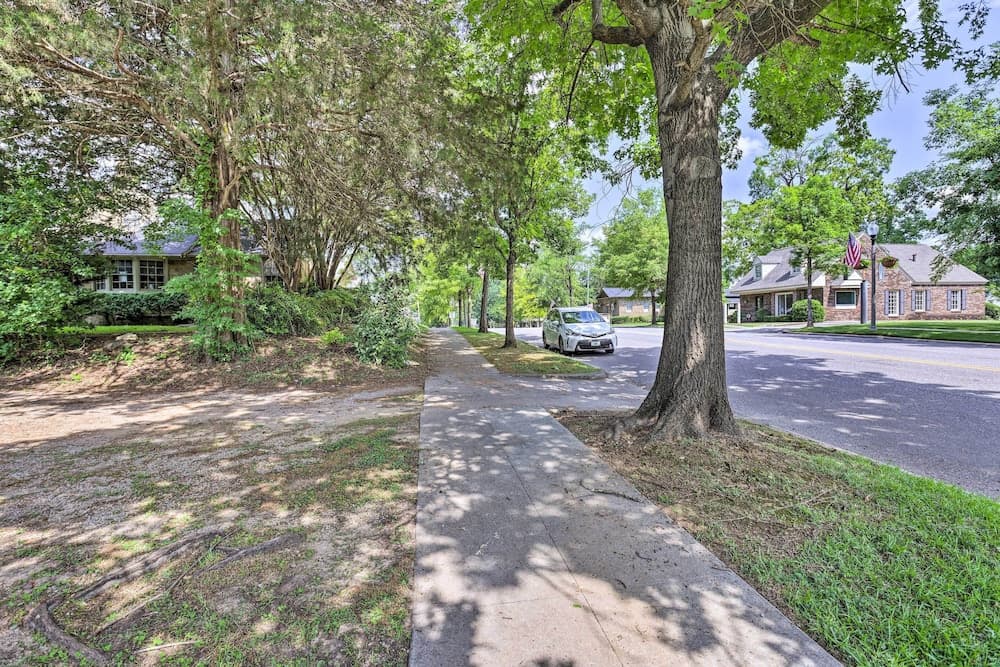 Quaint Leeds Studio w/ Yard ~ 18 Mi to Birmingham!