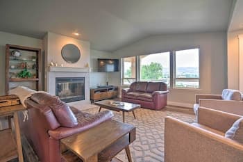 Manson Villa w/ Hot Tub ~ 1 Mi to Wineries!