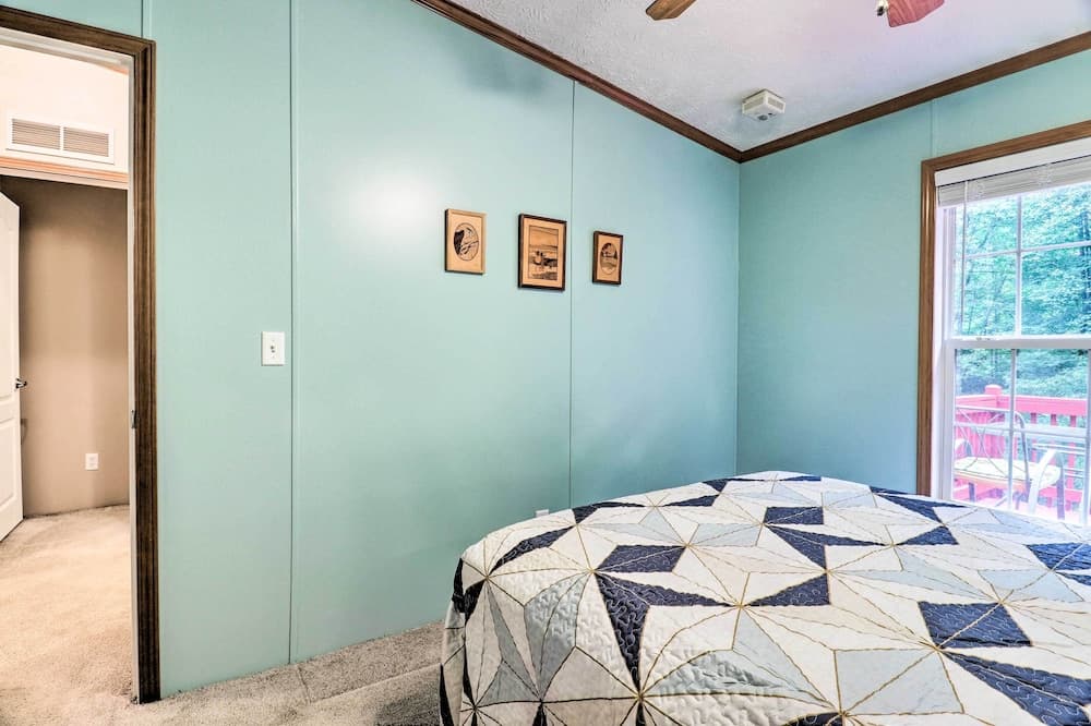 Franklin Home w/ Deck, & Fire Pit: 8 Mi to Dtwn!