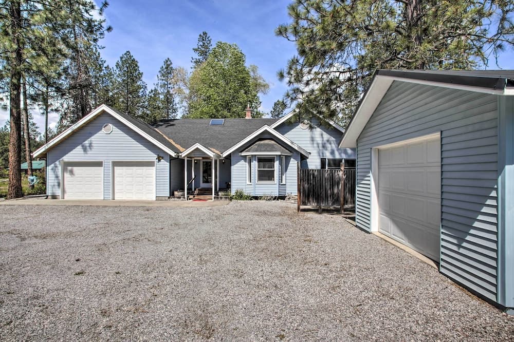 All-seasons Chewelah Home: Fish, Golf & Ski!