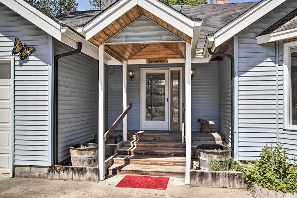 All-seasons Chewelah Home: Fish, Golf & Ski!