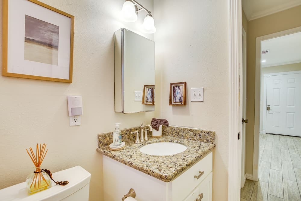 Pet-friendly Galveston Cottage < 1 Mi to Beach!