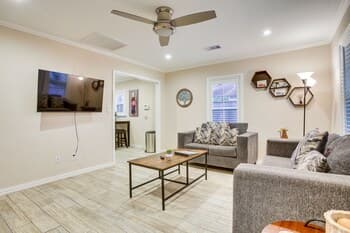 Pet-friendly Galveston Cottage < 1 Mi to Beach!