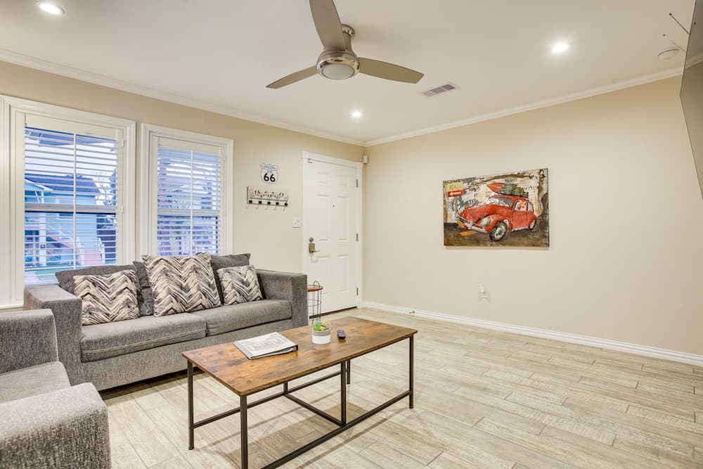 Pet-friendly Galveston Cottage < 1 Mi to Beach!