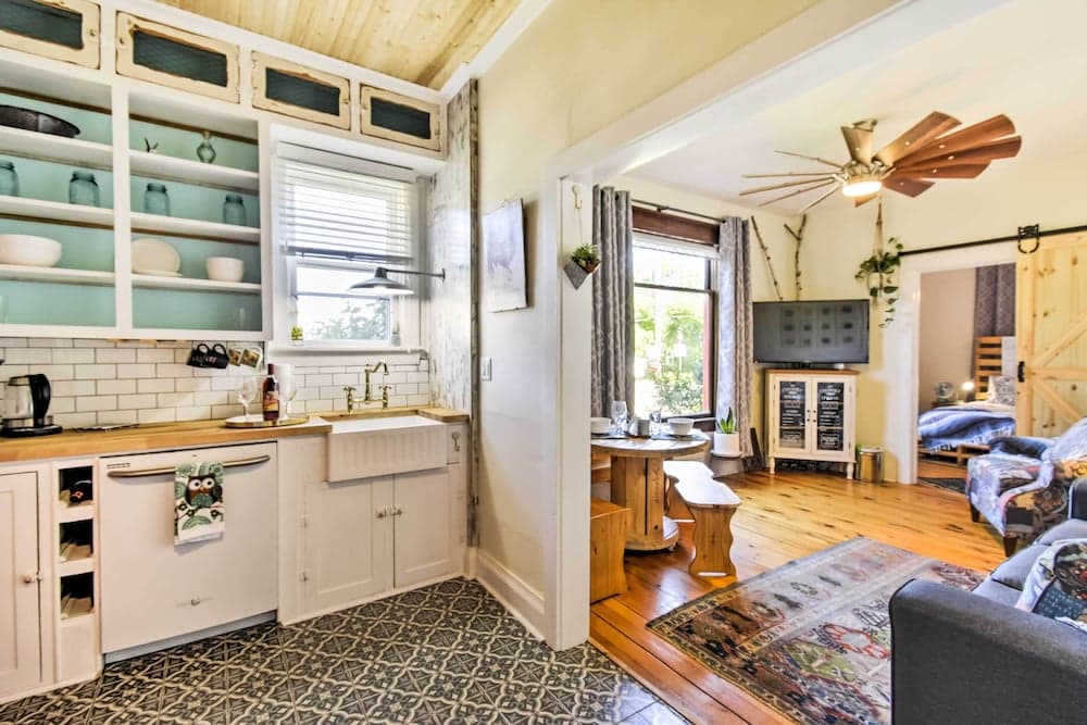 Walk to Dtwn Shops & Eats: Sturgeon Bay Retreat