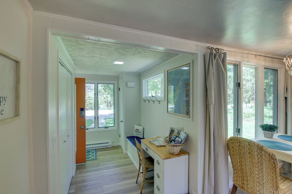 Updated Home w/ Deck: 2 Mi to Sister Bay Beach!