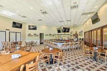 Upscale Unit in Private Golf Resort w/ Pool!