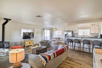 Sunny Oasis w/ Hot Tub ~ 11 Mi to Nat'l Park!