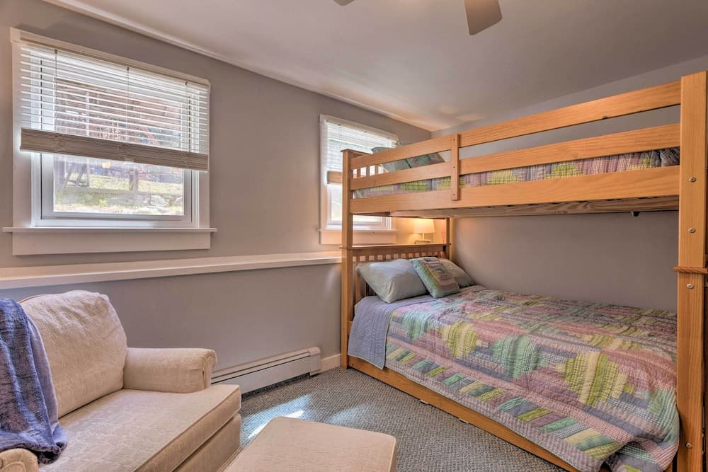 Beautiful Lakeside Milford Family Home & Deck