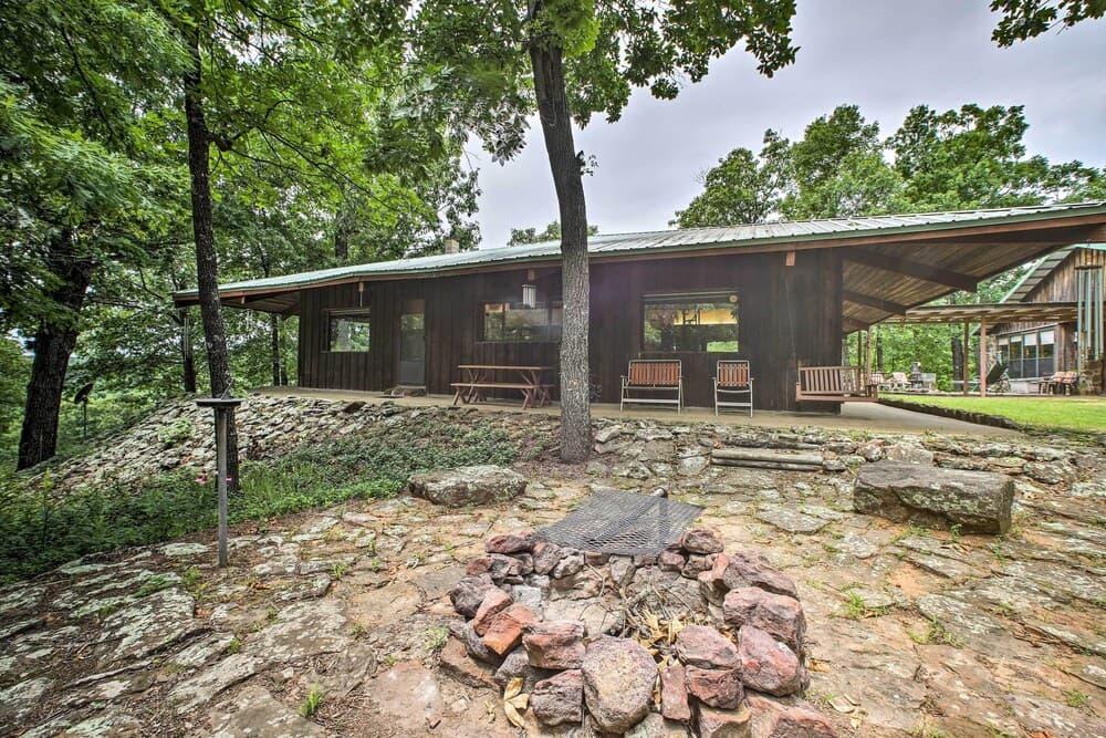 'pine Lodge Cabin' on 450 Acres in Ozark Mountains