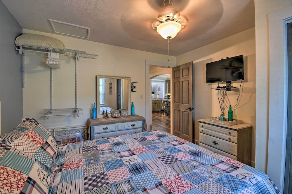 Riverfront Cottage: Fire Pit & Kayaks