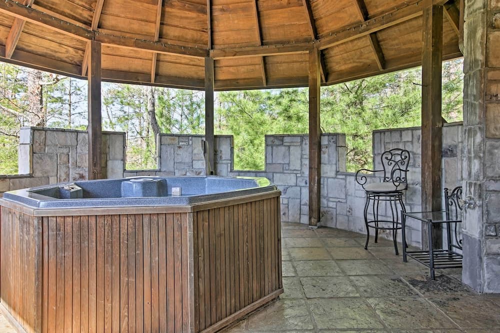 11 Mi to Dtwn: Murphy Gem w/ Hot Tub & Mtn Views!