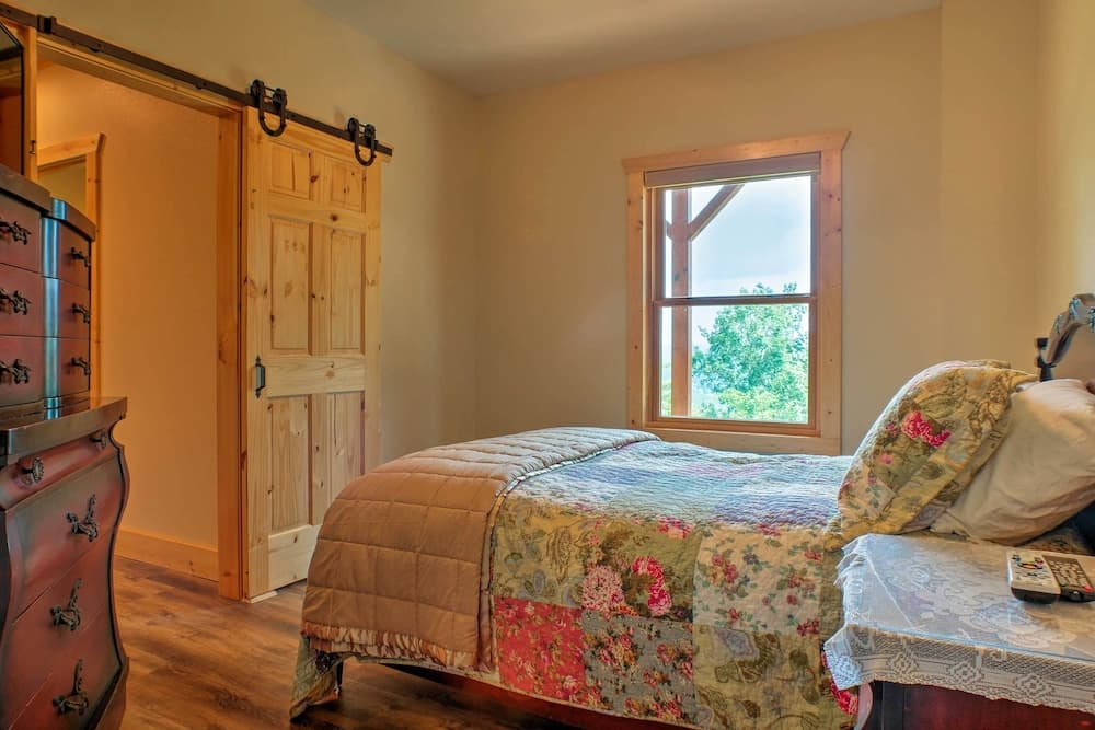 Breathtaking Murphy Cabin w/ Deck & Mountain Views