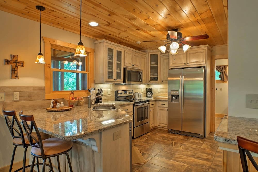 Breathtaking Murphy Cabin w/ Deck & Mountain Views