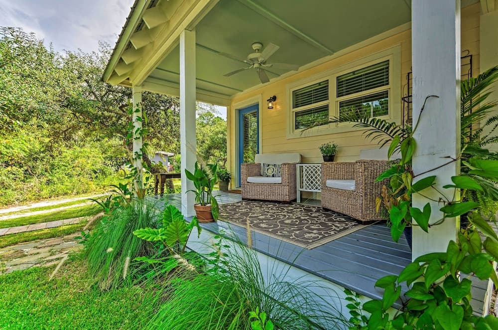 Tropical Studio: 1/4 Mi to Public Beach Access!