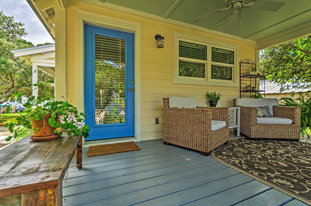 Tropical Studio: 1/4 Mi to Public Beach Access!