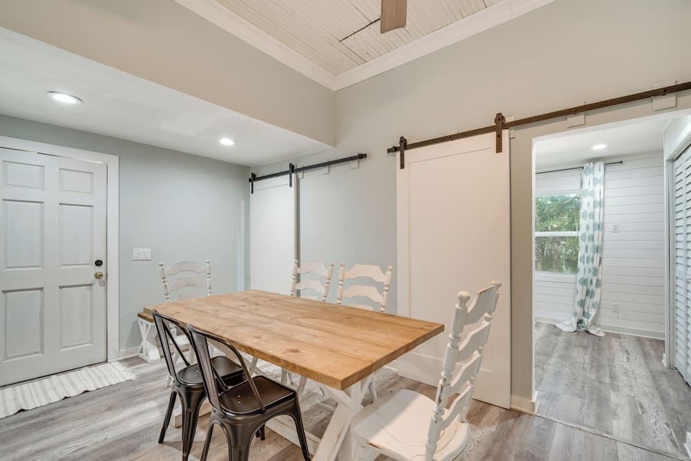 Walk to River & Shops: Downtown Dunnellon Escape