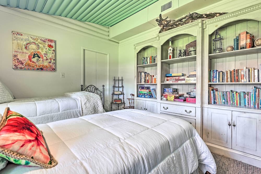 Lakefront Brownwood Home w/ Private Boat Dock