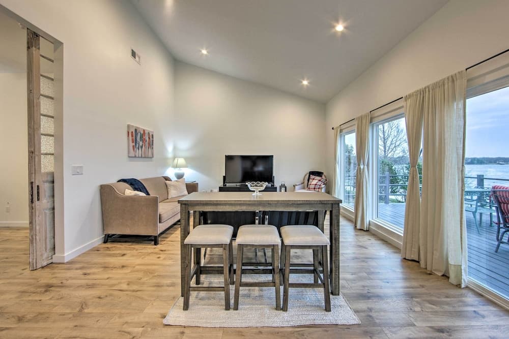 Modern Cedar Creek Lake Retreat w/ Panoramic View!