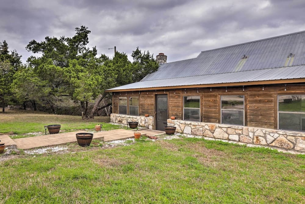 Dripping Springs Home w/ Deck, Near Wedding Venue
