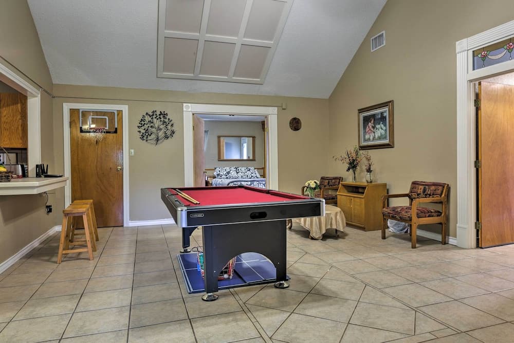 Dripping Springs Home w/ Deck, Near Wedding Venue