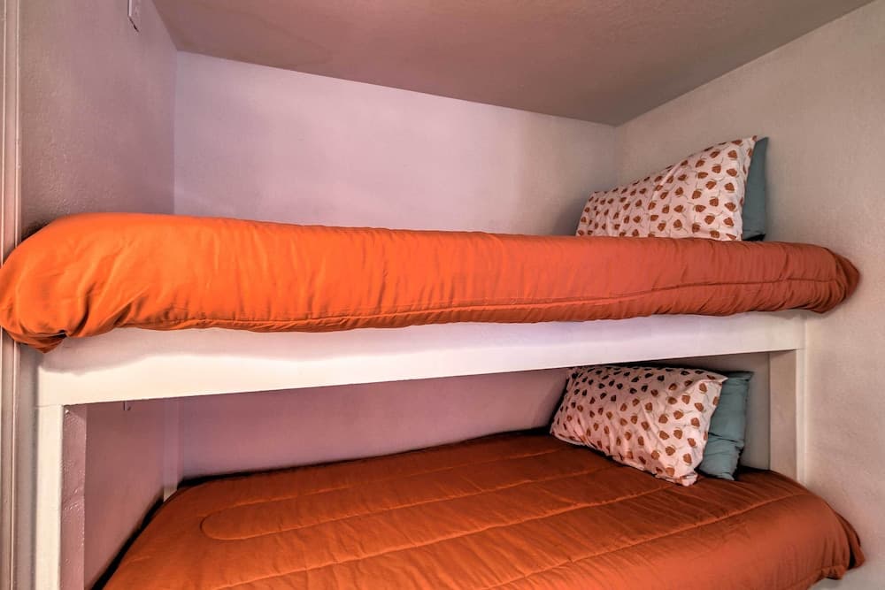 Beach Digs: Walk to Restaurants, Bars & Ocean