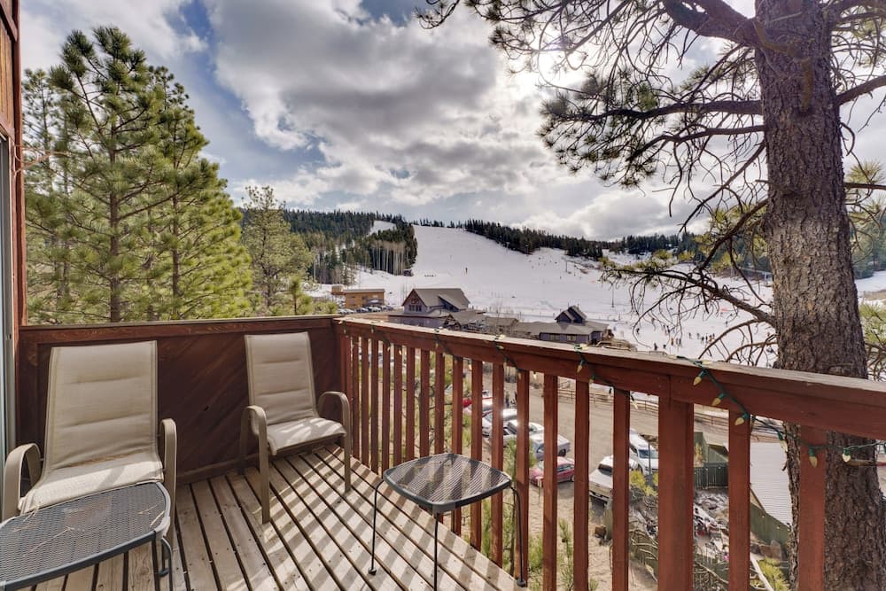 Walk to Lifts: Ski-in/ski-out Angel Fire Condo