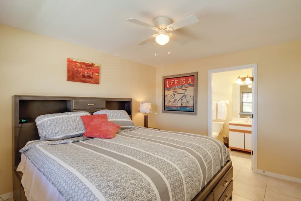 Screened Porch + Pool Access: Cozy Sebring Condo