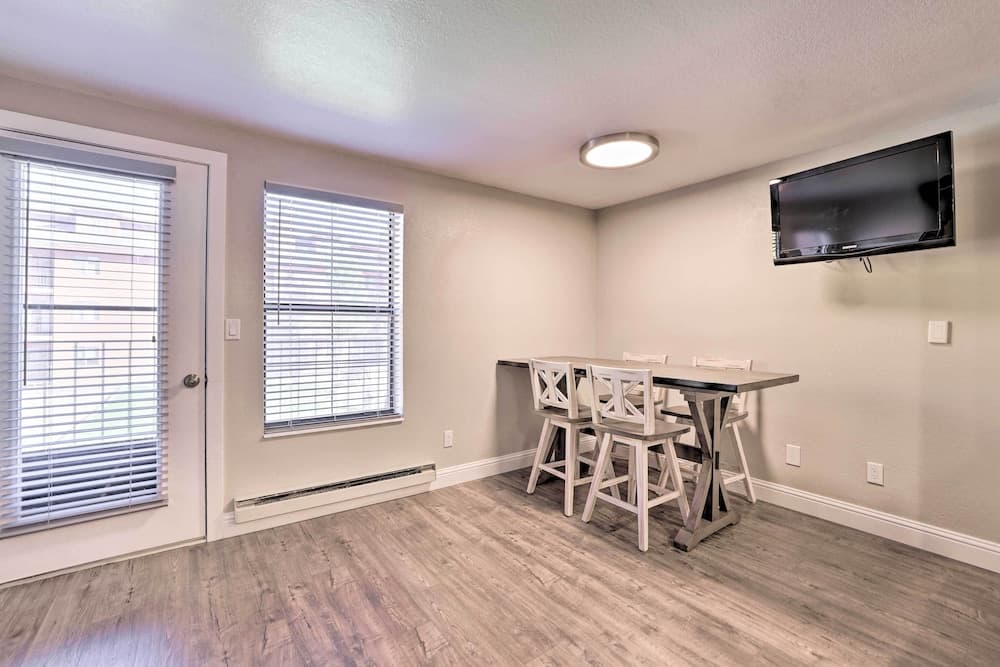 Cozy Studio w/ Balcony, Walk to Brian Head Resort!