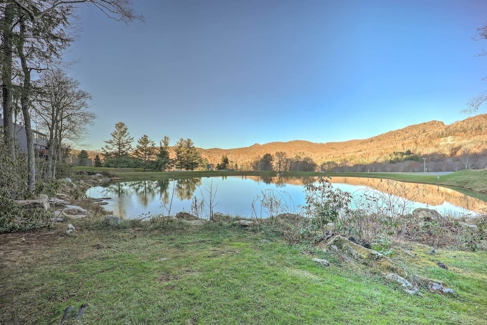 Walk to Ski & Golf: Sugar Mountain Condo!