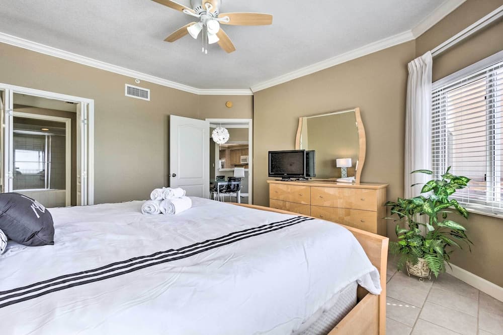 PCB Condo w/ Gulf View & Pool at Coral Reef Resort