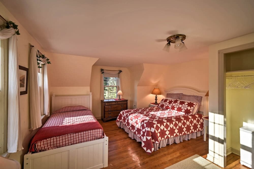 Family-friendly Fish Creek 'cape House' w/ Deck!