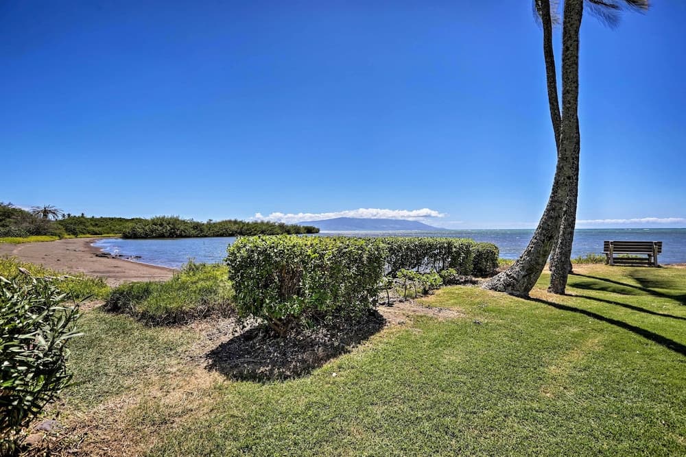Oceanfront Condo w/ Pool & Grills in Molokai!