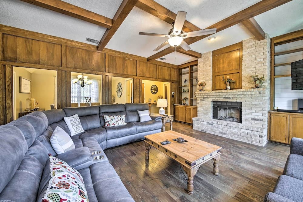 Family-friendly San Antonio Home w/ Hot Tub & Deck